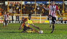 Foto de la galería: Crucero estuvo cerca, pero Estudiantes se lo dio vuelta y quedó con la victoria