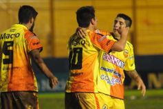 Foto de la galería: Crucero estuvo cerca, pero Estudiantes se lo dio vuelta y quedó con la victoria