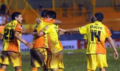 Foto de la galería: Crucero estuvo cerca, pero Estudiantes se lo dio vuelta y quedó con la victoria