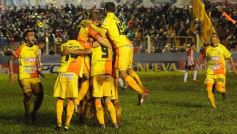 Foto de la galería: Crucero estuvo cerca, pero Estudiantes se lo dio vuelta y quedó con la victoria
