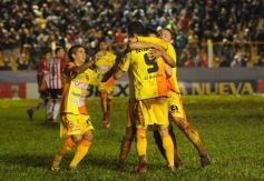 Foto de la galería: Crucero estuvo cerca, pero Estudiantes se lo dio vuelta y quedó con la victoria