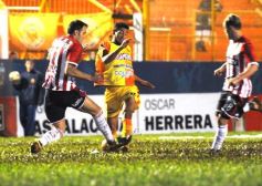 Foto de la galería: Crucero estuvo cerca, pero Estudiantes se lo dio vuelta y quedó con la victoria
