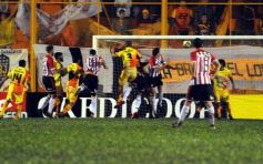 Foto de la galería: Crucero estuvo cerca, pero Estudiantes se lo dio vuelta y quedó con la victoria