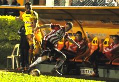 Foto de la galería: Crucero estuvo cerca, pero Estudiantes se lo dio vuelta y quedó con la victoria