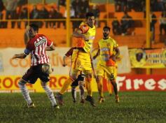 Foto de la galería: Crucero estuvo cerca, pero Estudiantes se lo dio vuelta y quedó con la victoria