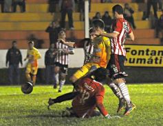 Foto de la galería: Crucero estuvo cerca, pero Estudiantes se lo dio vuelta y quedó con la victoria