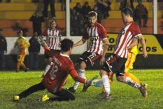Foto de la galería: Crucero estuvo cerca, pero Estudiantes se lo dio vuelta y quedó con la victoria