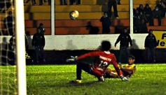 Foto de la galería: Crucero estuvo cerca, pero Estudiantes se lo dio vuelta y quedó con la victoria