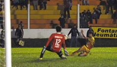 Foto de la galería: Crucero estuvo cerca, pero Estudiantes se lo dio vuelta y quedó con la victoria