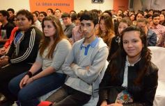 Foto de la galería: Rovira debatió con jóvenes de la provincia sobre política estratégica