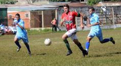 Foto de la galería: El Verdirrojo ganó en Villa Urquiza y es puntero de su zona en el Federal B