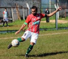Foto de la galería: El Verdirrojo ganó en Villa Urquiza y es puntero de su zona en el Federal B