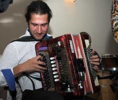 Foto de la galería: Posadeña Linda disfrutó de la música de Amanda de Colombia