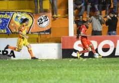 Foto de la galería: Otro cachetazo para Crucero: lo goleó Independiente