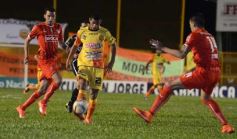 Foto de la galería: Otro cachetazo para Crucero: lo goleó Independiente