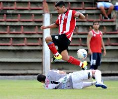 Foto de la galería: Un empate que no benefició a ninguno