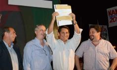 Sixto Fotografías. Sociedad. Anuncios del Gobierno Pcial. - Closs entregó 40 millones para obras en municipios