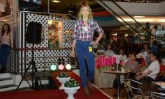 Sixto Fotografías. Sociedad. Posadas Plaza Shopping - Toda la tendencia primavera-Verano en un desfile en el Posadas Plaza Shopping