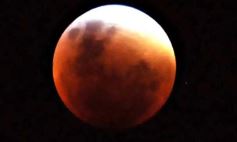 Sixto Fotografías. Sociedad. Varios - Los amigos de siempre y la Luna Roja