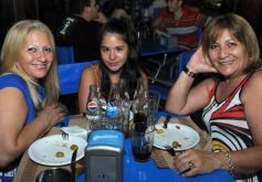 Foto de la galería: Muchos amigos eligieron la costanera para doblegar al calor