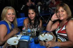 Foto de la galería: Muchos amigos eligieron la costanera para doblegar al calor