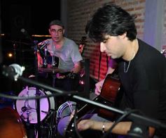 Foto de la galería: Muchos amigos eligieron la costanera para doblegar al calor