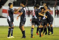 Foto de la galería: Con más garra que fútbol, Guaraní ganó y es puntero de su zona