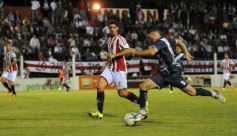 Foto de la galería: Con más garra que fútbol, Guaraní ganó y es puntero de su zona