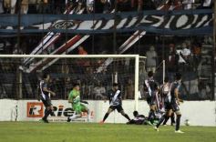 Foto de la galería: Con más garra que fútbol, Guaraní ganó y es puntero de su zona