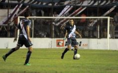 Foto de la galería: Con más garra que fútbol, Guaraní ganó y es puntero de su zona