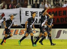 Foto de la galería: Con más garra que fútbol, Guaraní ganó y es puntero de su zona