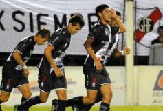 Foto de la galería: Con más garra que fútbol, Guaraní ganó y es puntero de su zona