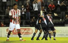 Foto de la galería: Con más garra que fútbol, Guaraní ganó y es puntero de su zona