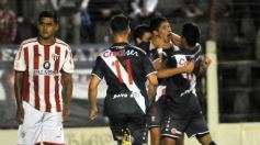 Foto de la galería: Con más garra que fútbol, Guaraní ganó y es puntero de su zona