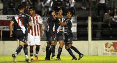 Foto de la galería: Con más garra que fútbol, Guaraní ganó y es puntero de su zona