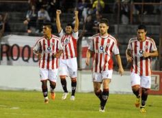 Foto de la galería: Con más garra que fútbol, Guaraní ganó y es puntero de su zona