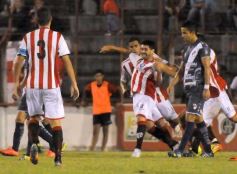 Foto de la galería: Con más garra que fútbol, Guaraní ganó y es puntero de su zona