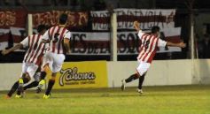 Foto de la galería: Con más garra que fútbol, Guaraní ganó y es puntero de su zona