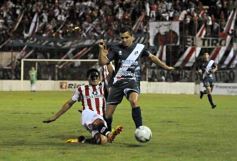 Foto de la galería: Con más garra que fútbol, Guaraní ganó y es puntero de su zona