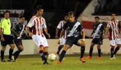 Foto de la galería: Con más garra que fútbol, Guaraní ganó y es puntero de su zona