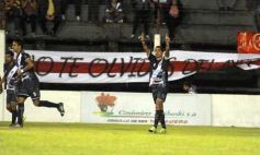 Foto de la galería: Con más garra que fútbol, Guaraní ganó y es puntero de su zona