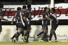 Foto de la galería: Con más garra que fútbol, Guaraní ganó y es puntero de su zona