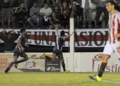 Foto de la galería: Con más garra que fútbol, Guaraní ganó y es puntero de su zona