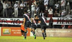 Foto de la galería: Con más garra que fútbol, Guaraní ganó y es puntero de su zona