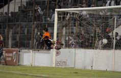 Foto de la galería: Con más garra que fútbol, Guaraní ganó y es puntero de su zona