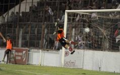 Foto de la galería: Con más garra que fútbol, Guaraní ganó y es puntero de su zona