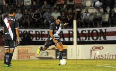 Foto de la galería: Con más garra que fútbol, Guaraní ganó y es puntero de su zona