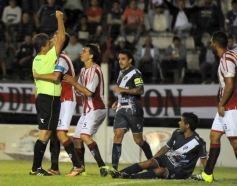 Foto de la galería: Con más garra que fútbol, Guaraní ganó y es puntero de su zona