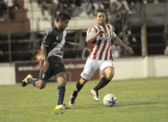 Foto de la galería: Con más garra que fútbol, Guaraní ganó y es puntero de su zona