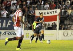Foto de la galería: Con más garra que fútbol, Guaraní ganó y es puntero de su zona
